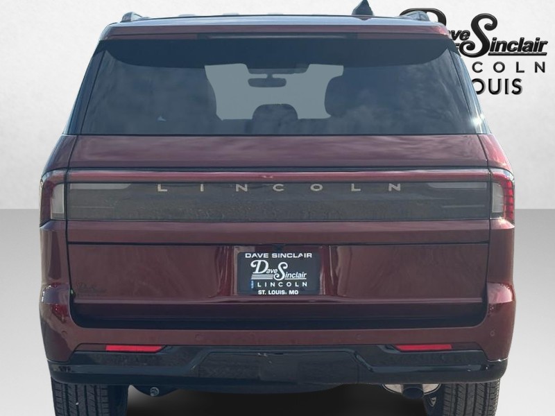 Lincoln Navigator Vehicle Full-screen Gallery Image 04