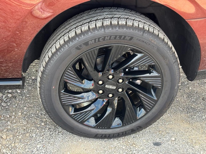 Lincoln Navigator Vehicle Full-screen Gallery Image 10