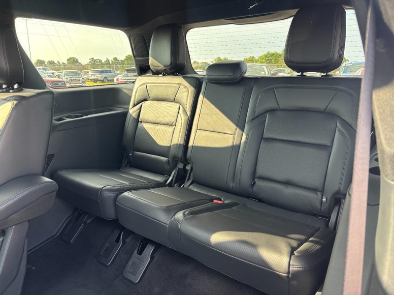 Lincoln Navigator Vehicle Full-screen Gallery Image 11
