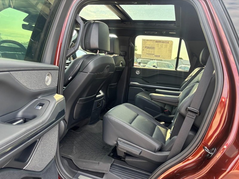 Lincoln Navigator Vehicle Full-screen Gallery Image 12