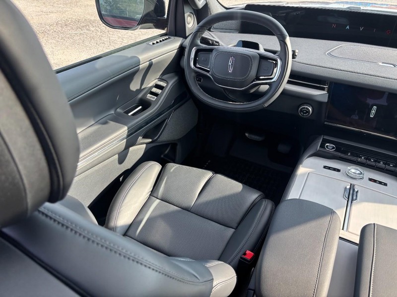 Lincoln Navigator Vehicle Full-screen Gallery Image 13