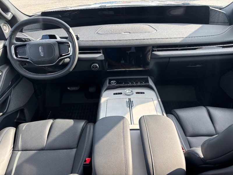 Lincoln Navigator Vehicle Full-screen Gallery Image 14