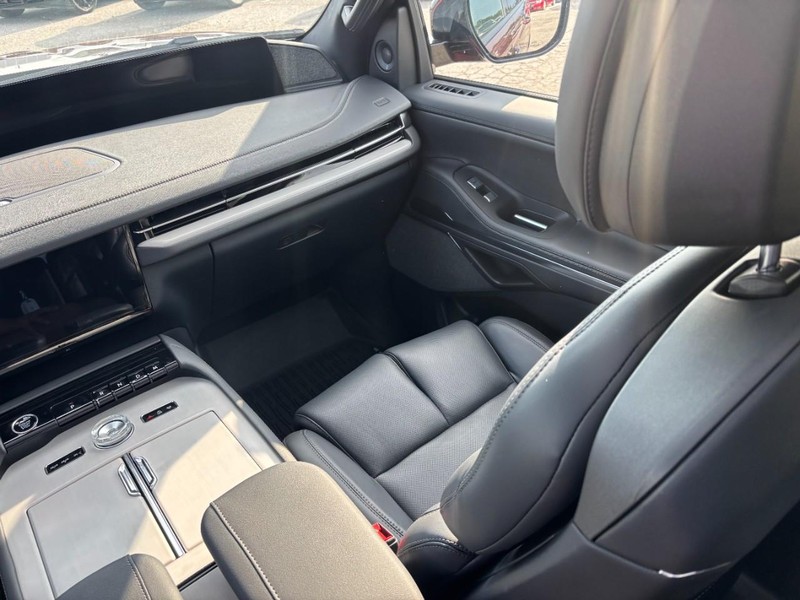 Lincoln Navigator Vehicle Full-screen Gallery Image 15