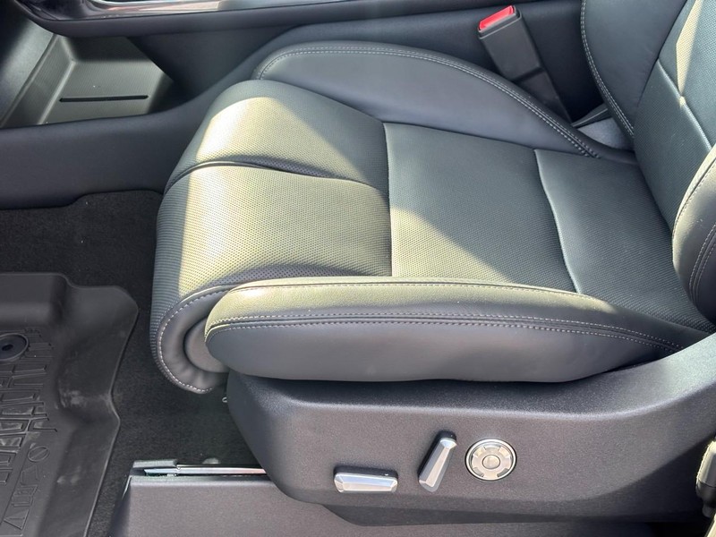 Lincoln Navigator Vehicle Full-screen Gallery Image 16