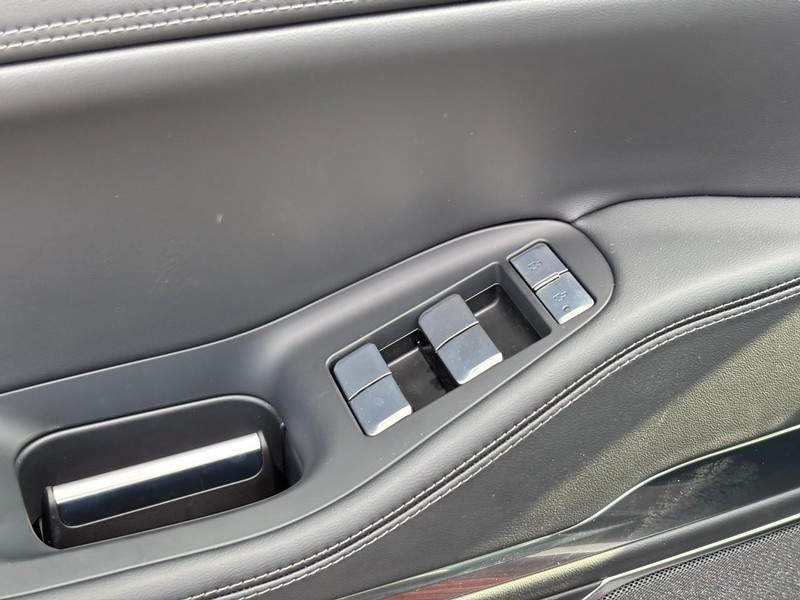 Lincoln Navigator Vehicle Full-screen Gallery Image 17