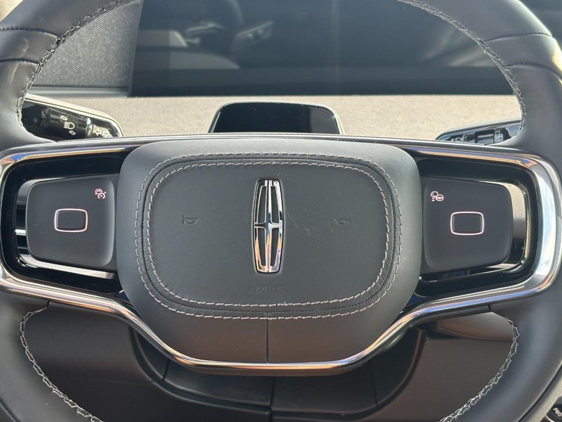 Lincoln Navigator Vehicle Full-screen Gallery Image 18
