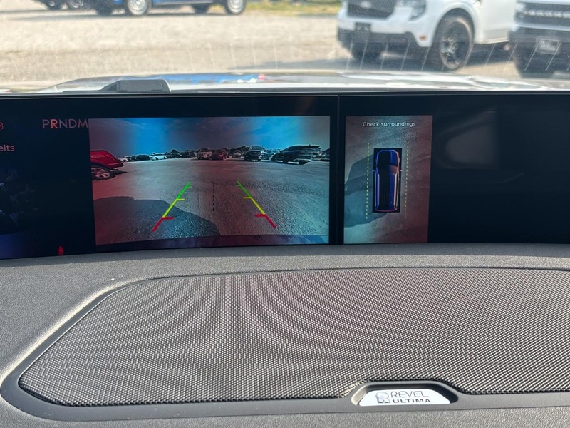 Lincoln Navigator Vehicle Full-screen Gallery Image 21