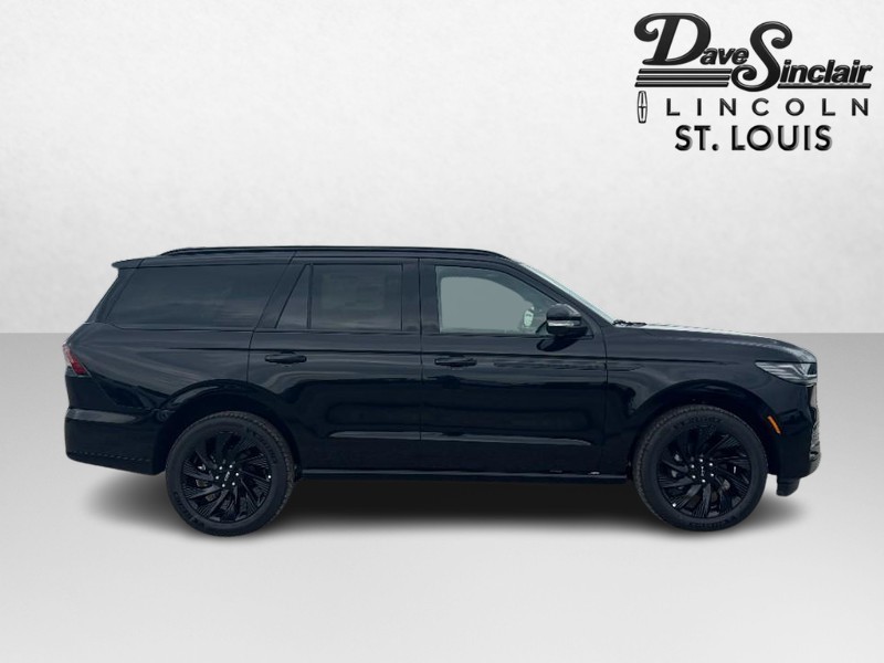 Lincoln Navigator Vehicle Full-screen Gallery Image 02