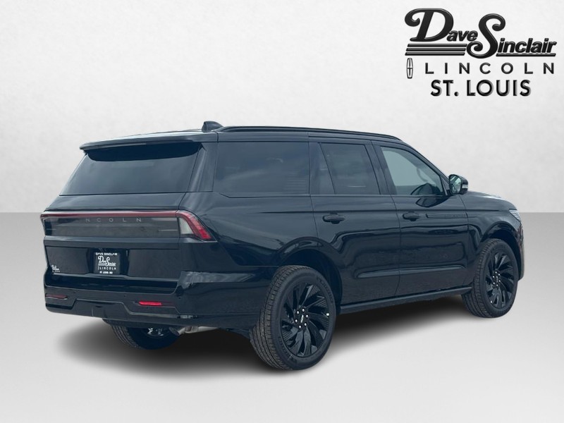 Lincoln Navigator Vehicle Full-screen Gallery Image 03