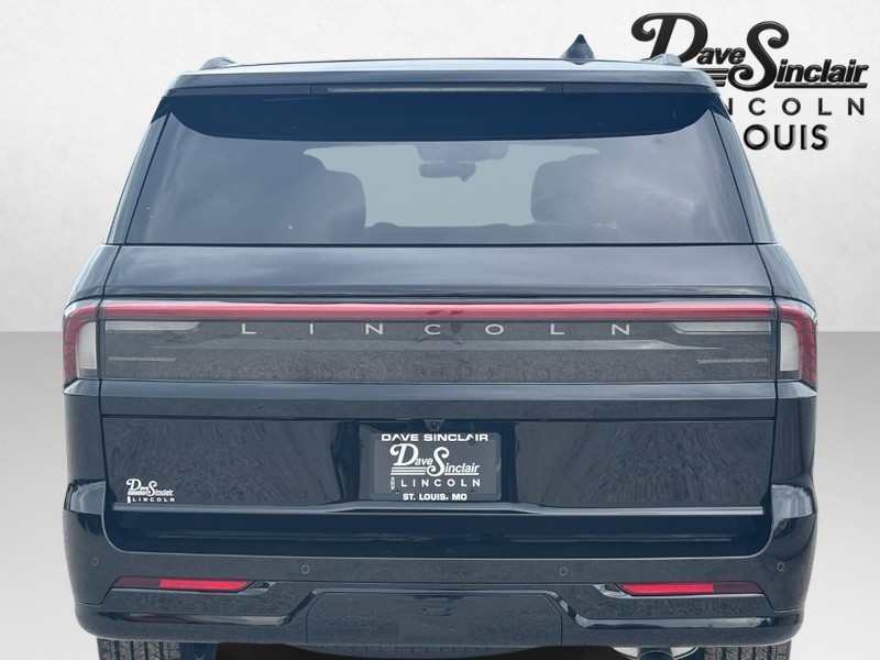 Lincoln Navigator Vehicle Full-screen Gallery Image 04