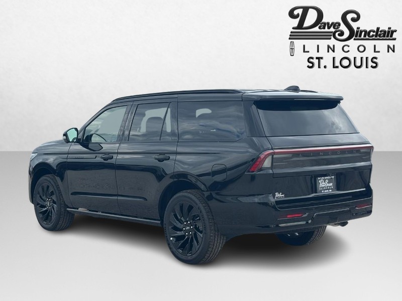 Lincoln Navigator Vehicle Full-screen Gallery Image 05