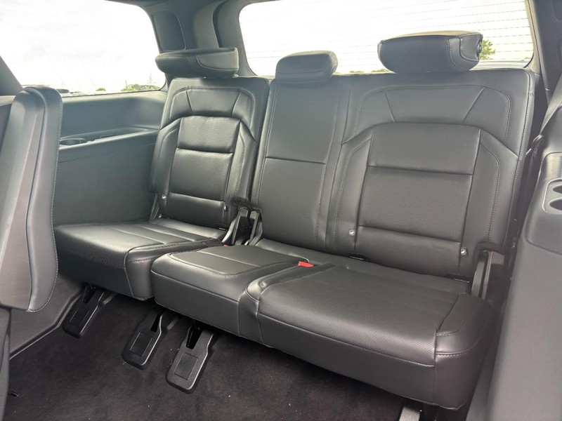 Lincoln Navigator Vehicle Full-screen Gallery Image 10