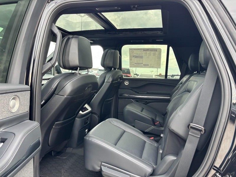Lincoln Navigator Vehicle Full-screen Gallery Image 11