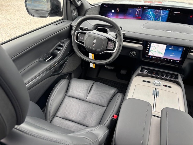 Lincoln Navigator Vehicle Full-screen Gallery Image 12