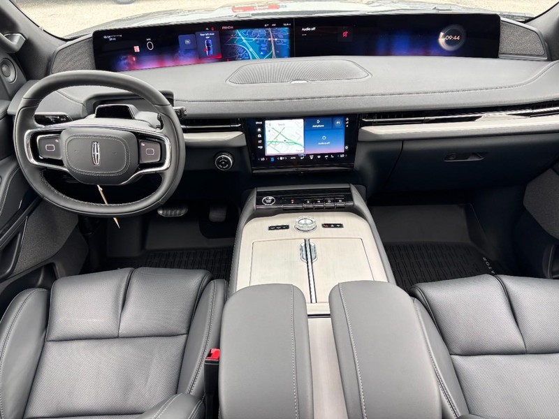 Lincoln Navigator Vehicle Full-screen Gallery Image 13