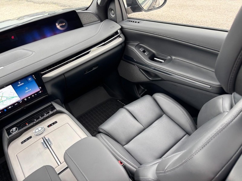 Lincoln Navigator Vehicle Full-screen Gallery Image 14