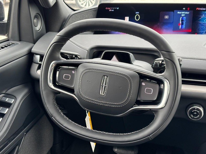 Lincoln Navigator Vehicle Full-screen Gallery Image 15