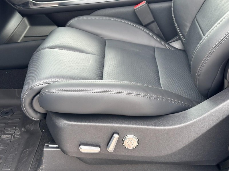 Lincoln Navigator Vehicle Full-screen Gallery Image 16
