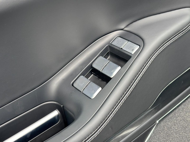 Lincoln Navigator Vehicle Full-screen Gallery Image 17
