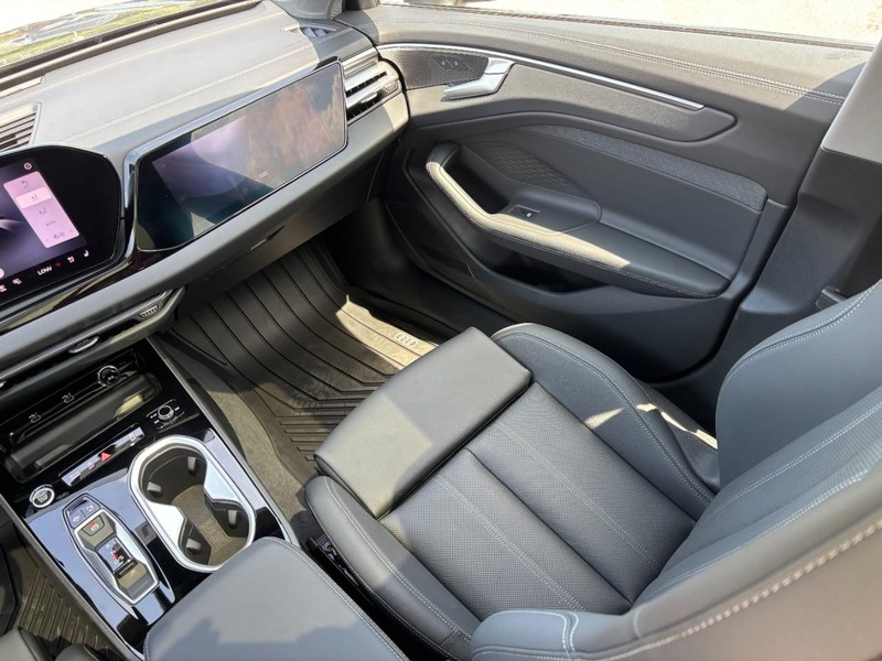 Audi A6 Sedan Vehicle Full-screen Gallery Image 14