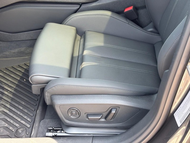 Audi A6 Sedan Vehicle Full-screen Gallery Image 16