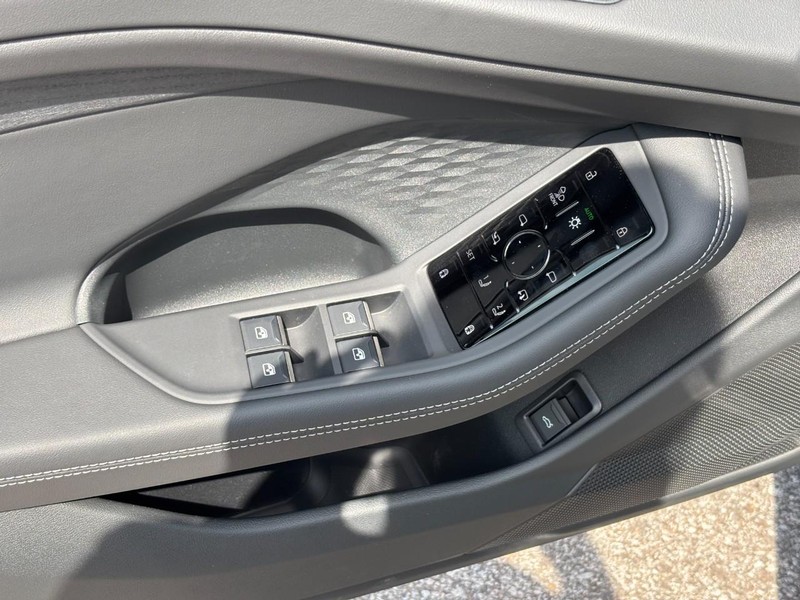 Audi A6 Sedan Vehicle Full-screen Gallery Image 17