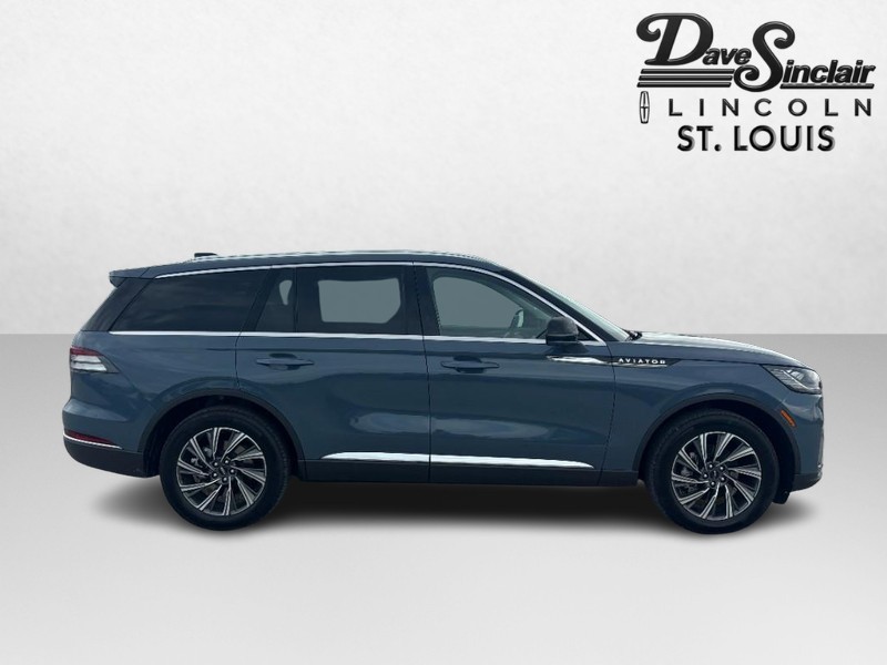 Lincoln Aviator Vehicle Full-screen Gallery Image 02