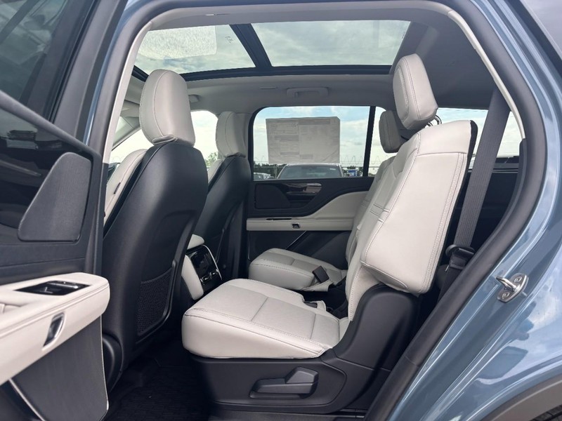 Lincoln Aviator Vehicle Full-screen Gallery Image 12