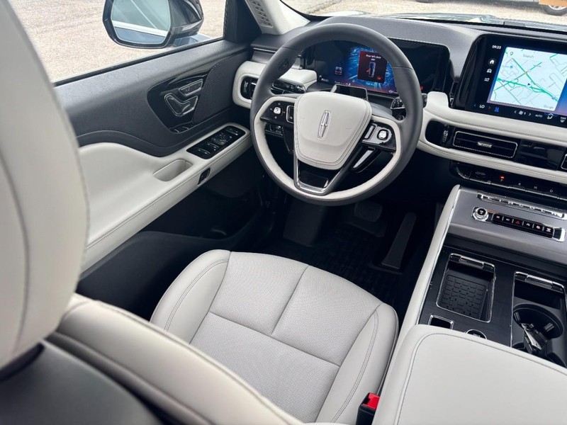 Lincoln Aviator Vehicle Full-screen Gallery Image 13
