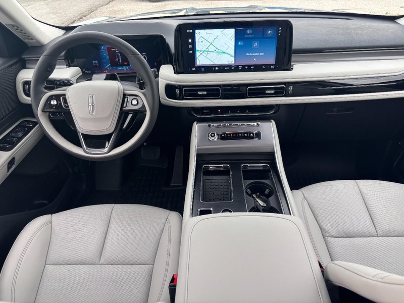 Lincoln Aviator Vehicle Full-screen Gallery Image 14