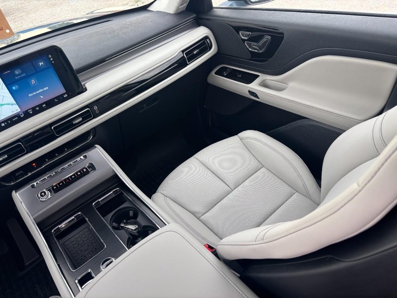 Lincoln Aviator Vehicle Full-screen Gallery Image 15