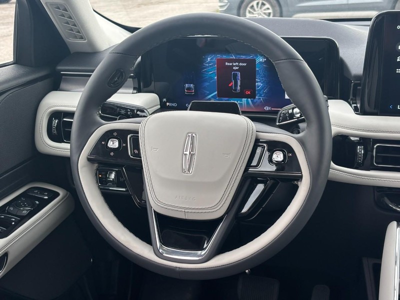 Lincoln Aviator Vehicle Full-screen Gallery Image 16