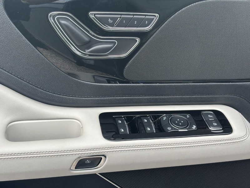Lincoln Aviator Vehicle Full-screen Gallery Image 18