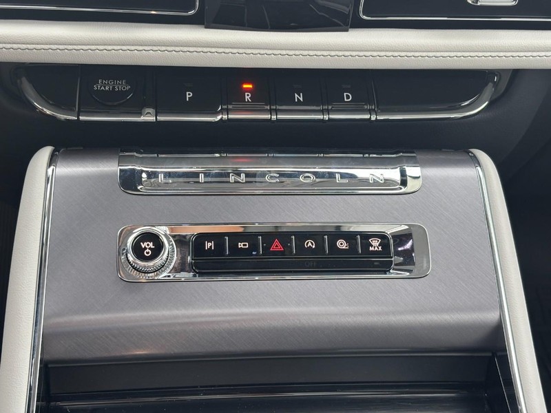 Lincoln Aviator Vehicle Full-screen Gallery Image 23