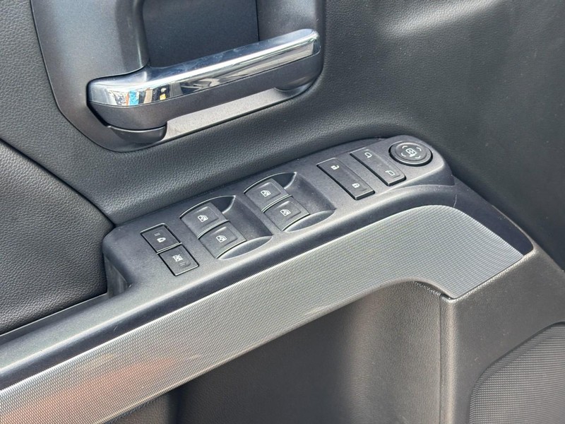 Chevrolet Silverado 1500 Vehicle Full-screen Gallery Image 18