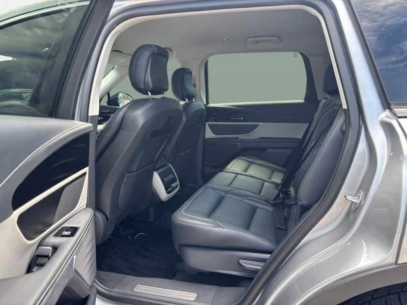 Lincoln Nautilus Vehicle Full-screen Gallery Image 09