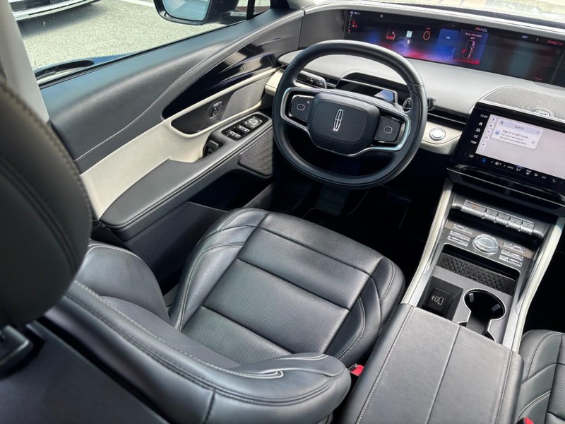 Lincoln Nautilus Vehicle Full-screen Gallery Image 10