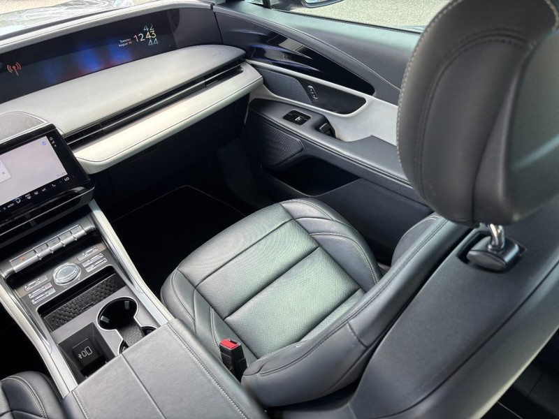 Lincoln Nautilus Vehicle Full-screen Gallery Image 12