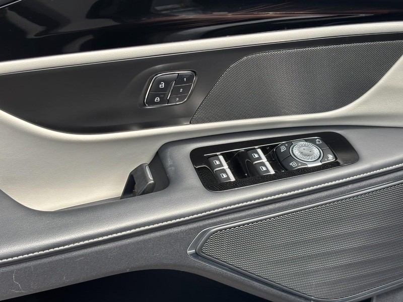 Lincoln Nautilus Vehicle Full-screen Gallery Image 14
