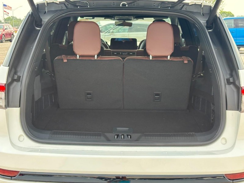 Lincoln Aviator Vehicle Full-screen Gallery Image 10