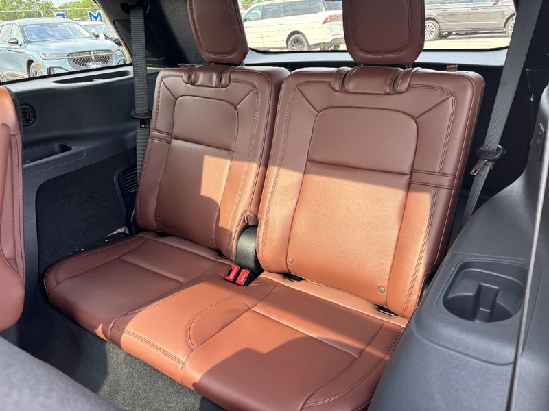 Lincoln Aviator Vehicle Full-screen Gallery Image 12