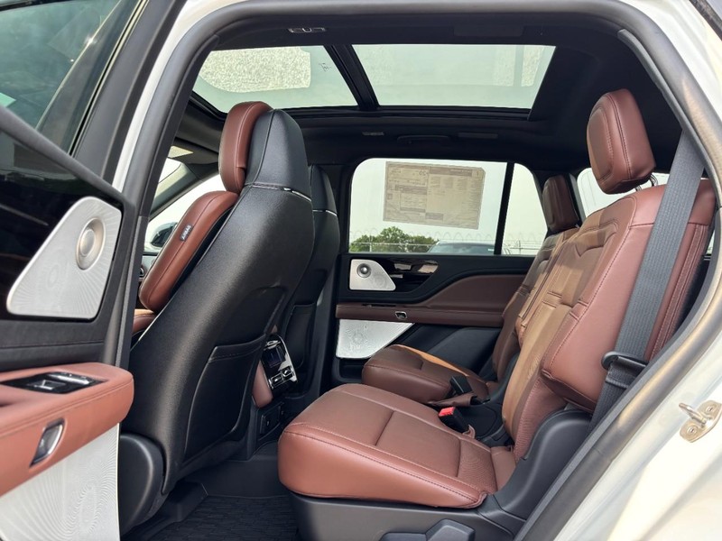 Lincoln Aviator Vehicle Full-screen Gallery Image 13