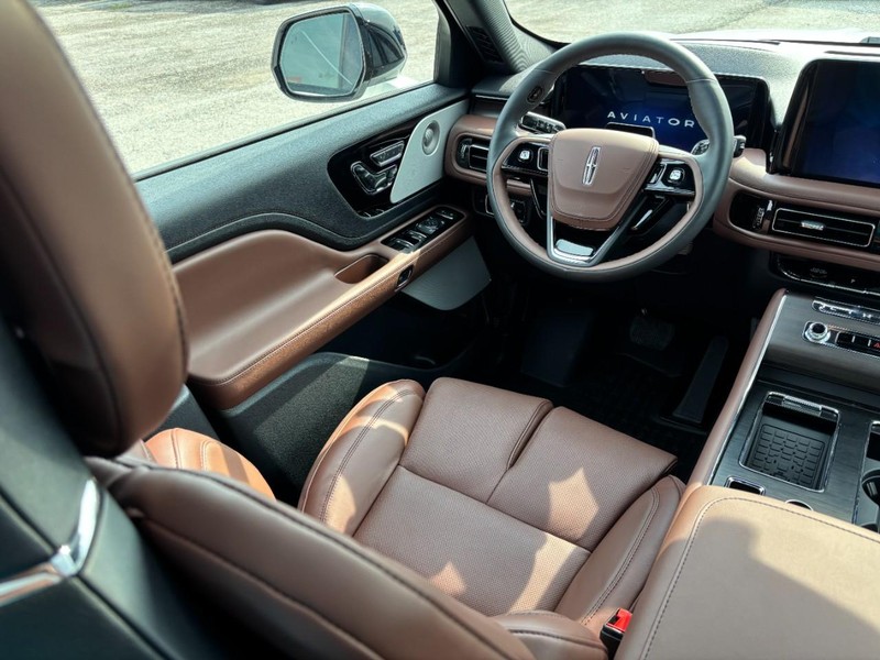 Lincoln Aviator Vehicle Full-screen Gallery Image 14