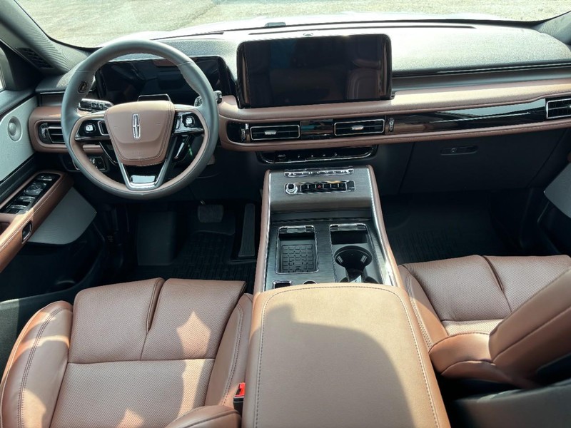Lincoln Aviator Vehicle Full-screen Gallery Image 15