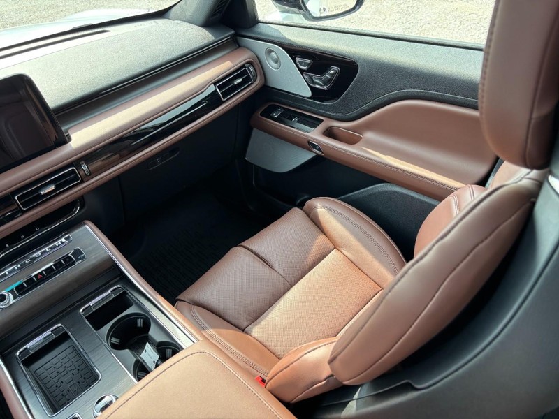 Lincoln Aviator Vehicle Full-screen Gallery Image 16