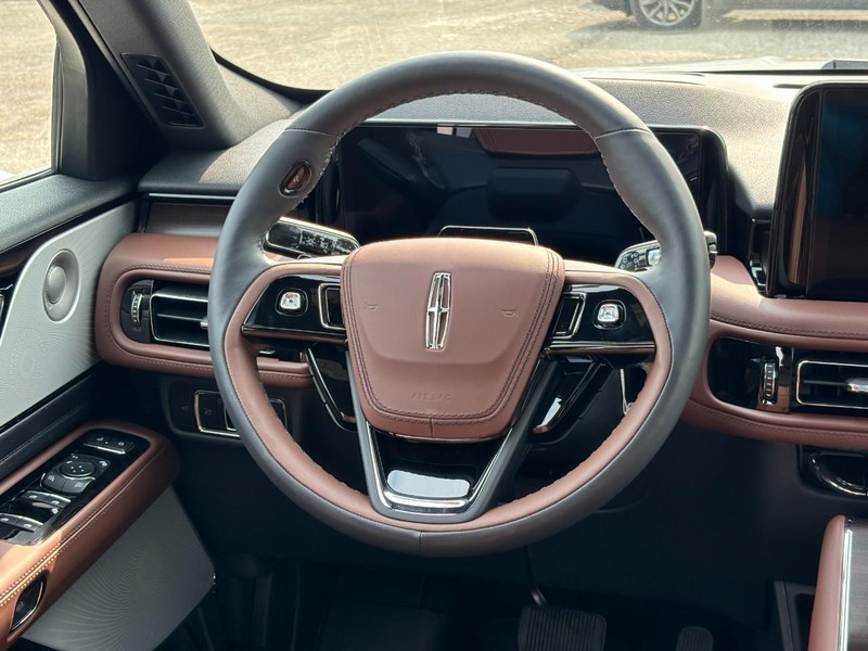 Lincoln Aviator Vehicle Full-screen Gallery Image 17
