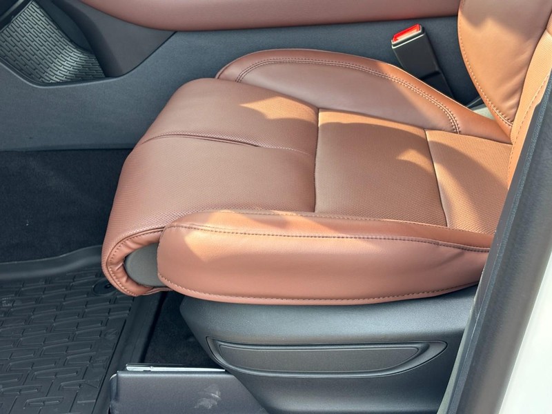 Lincoln Aviator Vehicle Full-screen Gallery Image 18