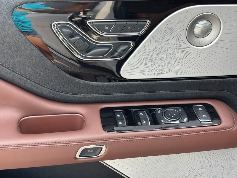 Lincoln Aviator Vehicle Full-screen Gallery Image 19