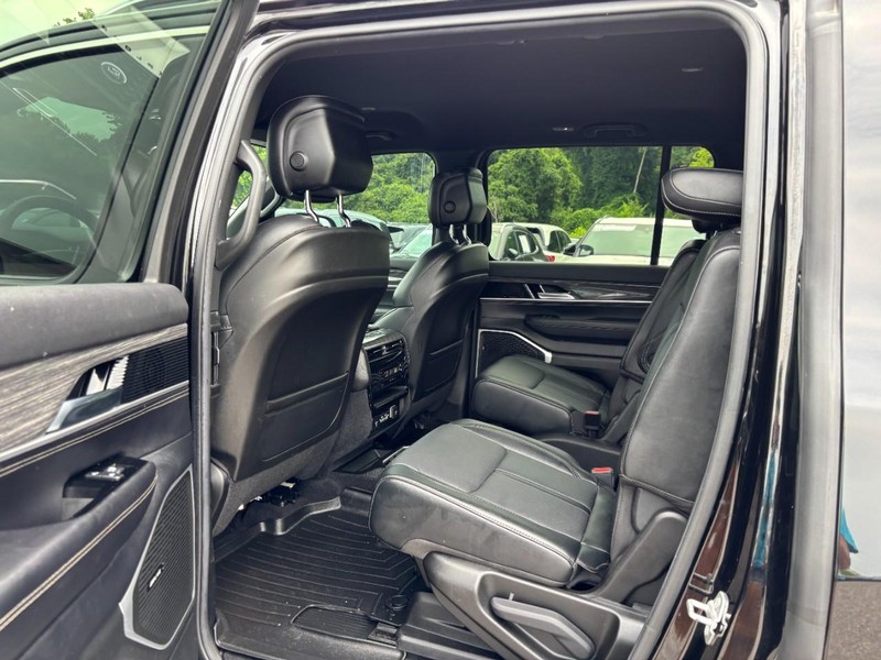 Jeep Wagoneer Vehicle Full-screen Gallery Image 13