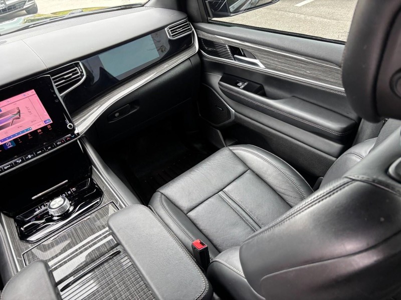 Jeep Wagoneer Vehicle Full-screen Gallery Image 16